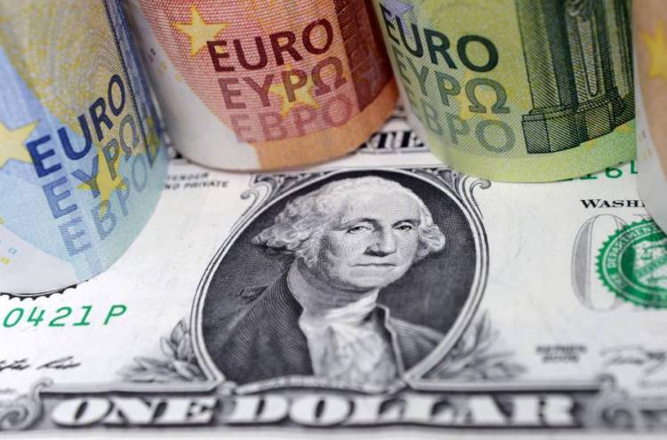اليورو يحوم قرب أدنى مستوى له في أكثر من شهر