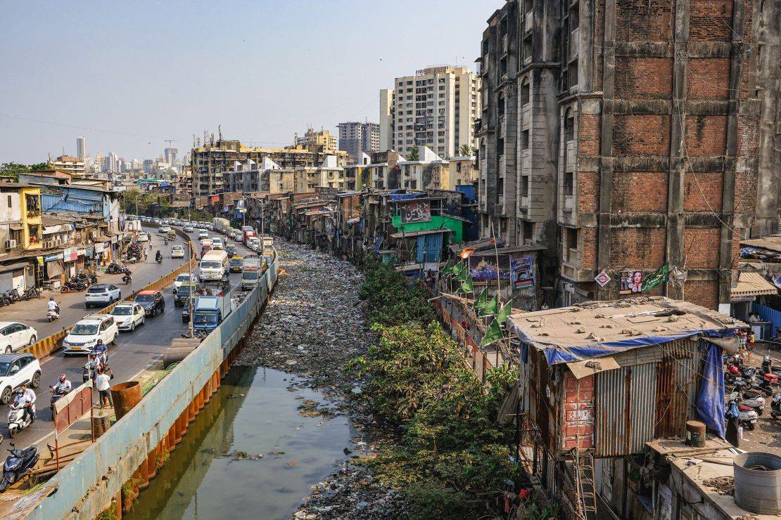 ملياردير هندي يسعى لتحويل أكبر حي فقير في آسيا إلى مدينة عصرية